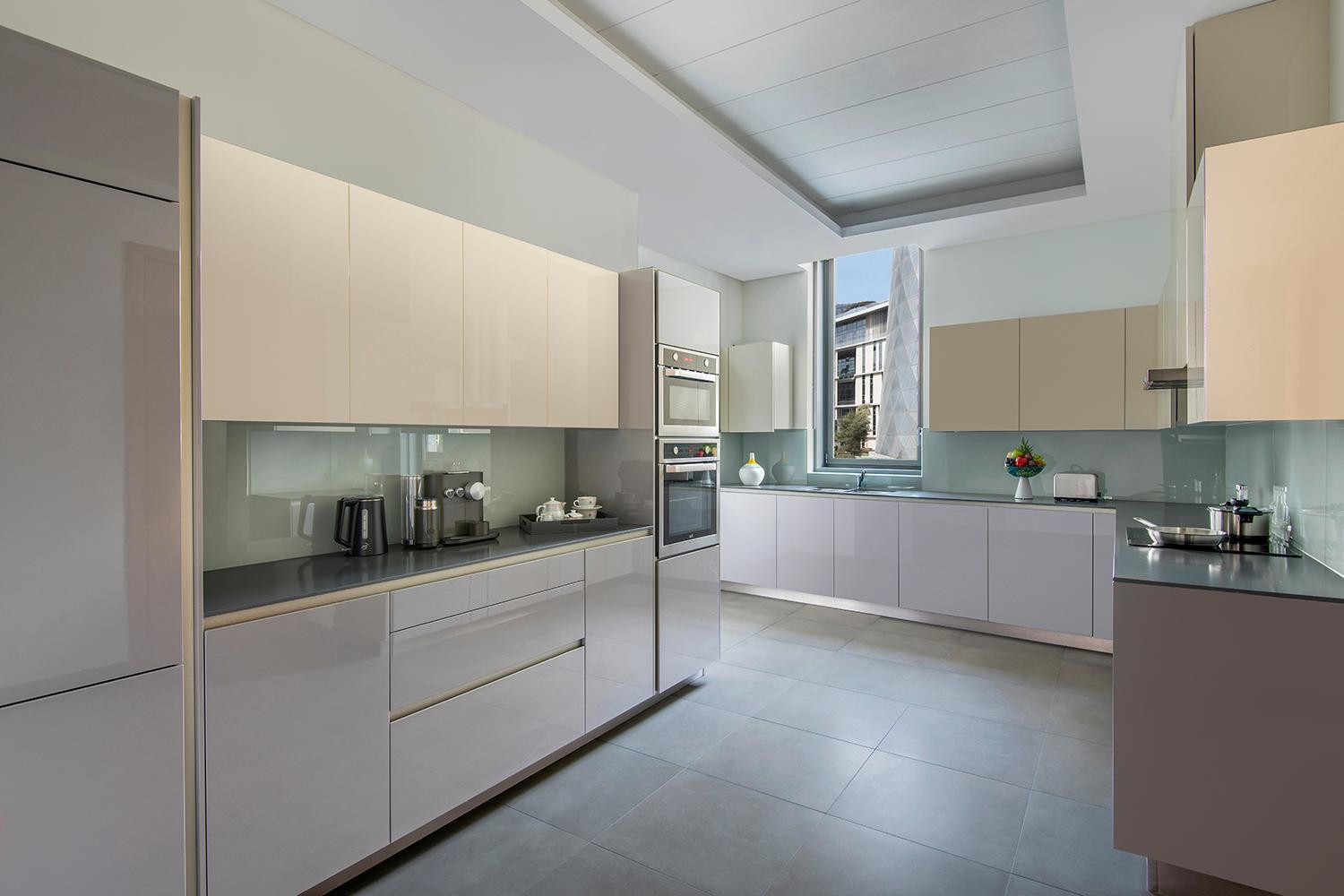 บันยันทรี โดฮา แอท ลา ซิกาล มูไชเรบ Hotel ห้อง รูปภาพ A modern kitchen